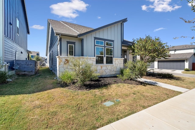 view of front facade featuring a garage and a front lawn