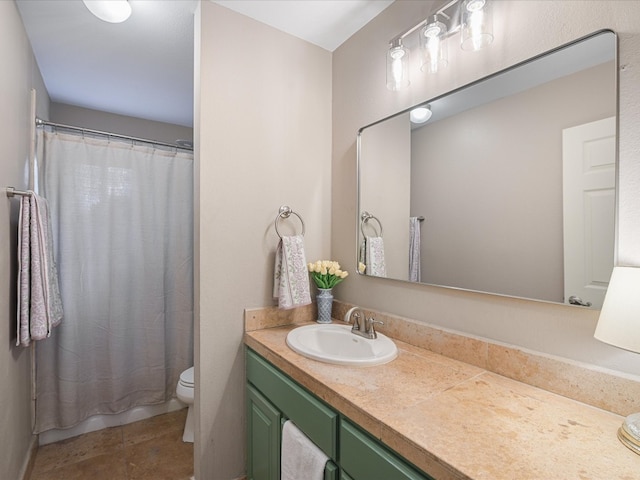 bathroom featuring a shower with curtain, vanity, and toilet