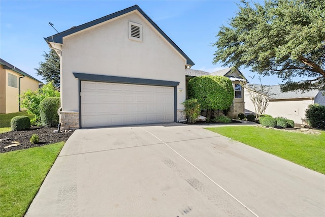 view of front of property featuring a front lawn and a garage