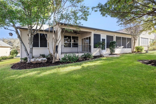 view of front facade featuring ceiling fan and a front yard