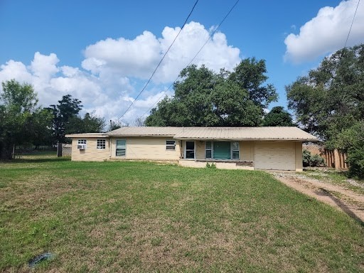 ranch-style house featuring a front yard