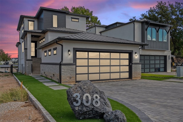 view of front facade with a garage