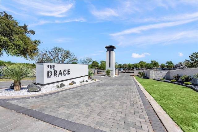 view of property's community featuring a lawn