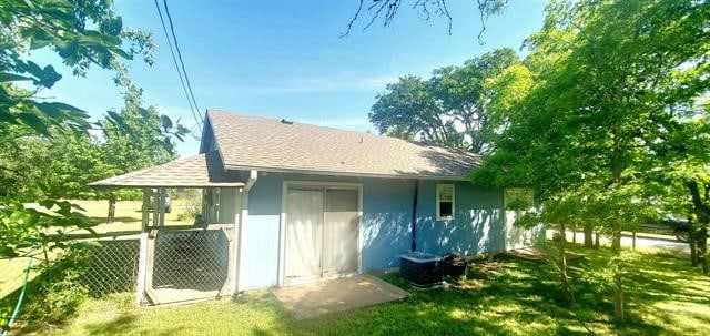 rear view of house featuring a lawn