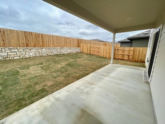 view of yard featuring a patio area