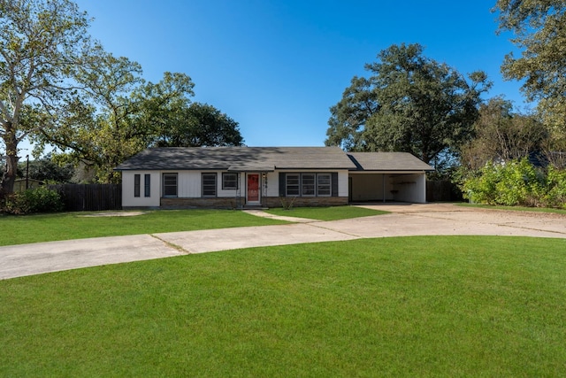 single story home with a front lawn