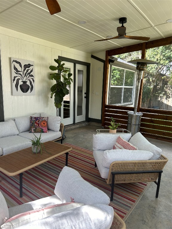 sunroom with ceiling fan