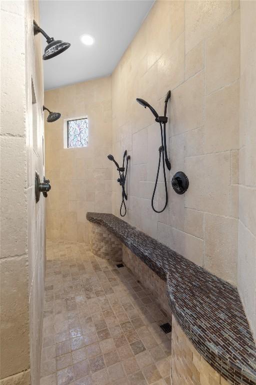 4609 Boxwood Bnd, Lago Vista, TX 78645 - bathroom featuring a tile shower