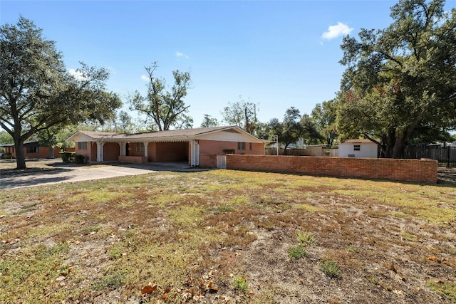 ranch-style home featuring a patio