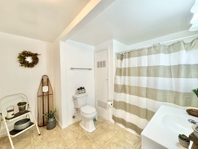 bathroom with toilet, a shower with curtain, and vanity