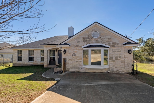 view of front facade featuring a front lawn