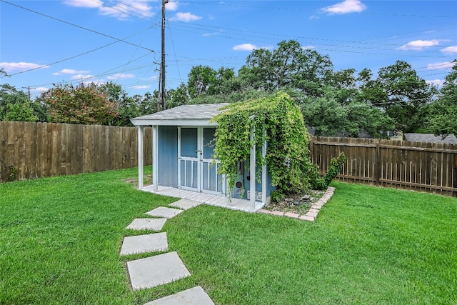 view of yard featuring an outdoor structure