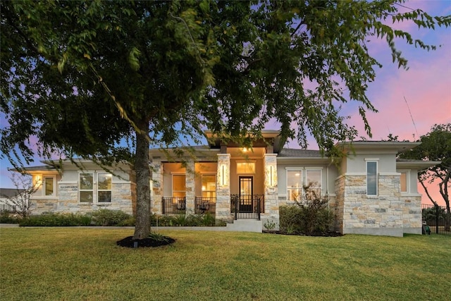 view of front facade featuring a lawn