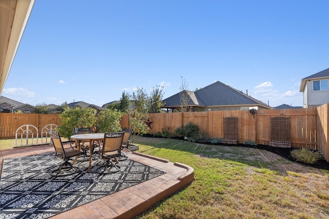 view of yard featuring a patio area