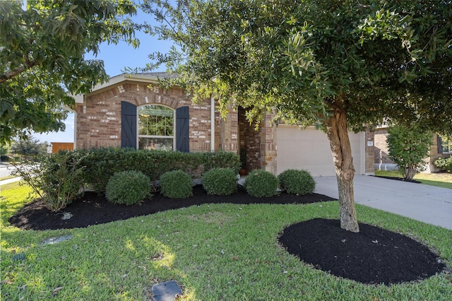 view of front of property featuring a front yard