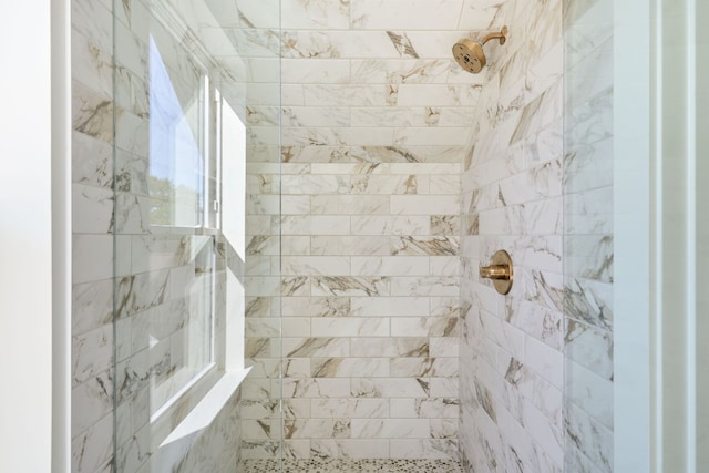 bathroom featuring a tile shower