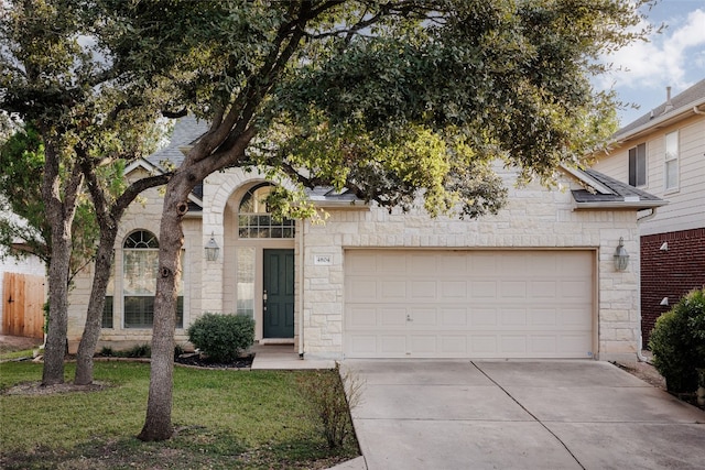 view of front of property featuring a front yard