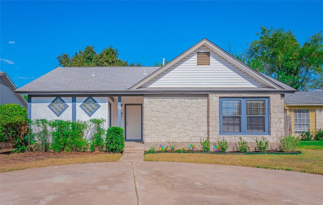 view of front of house featuring a front lawn