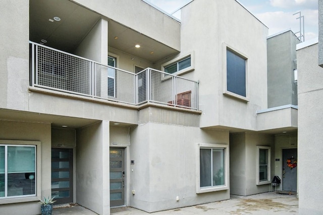 503 Swanee Dr Unit 19, Austin, TX 78752 - back of property featuring stucco siding and a balcony