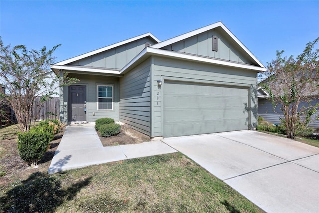 view of front facade featuring a garage