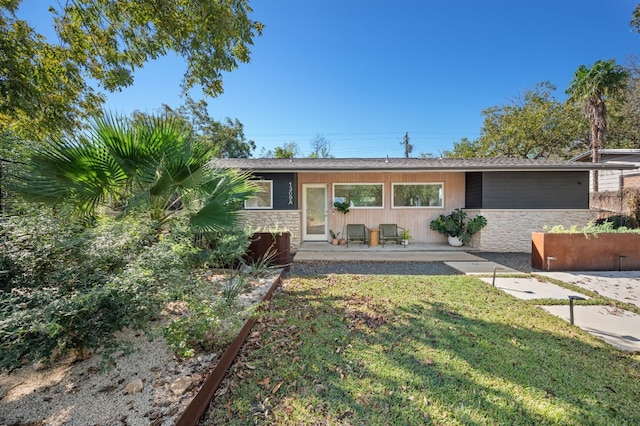 ranch-style home with a front yard