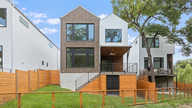 view of front of home featuring ceiling fan and a front yard