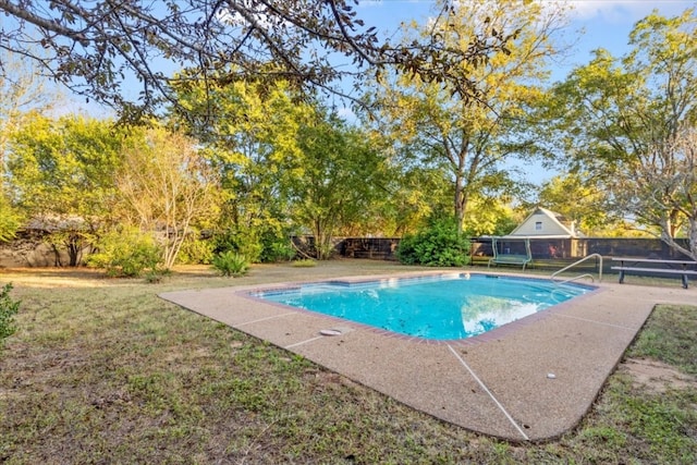 view of swimming pool featuring a lawn