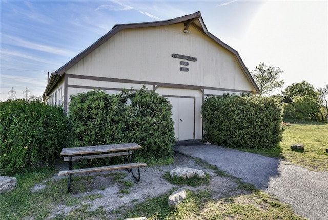 exterior space featuring an outbuilding