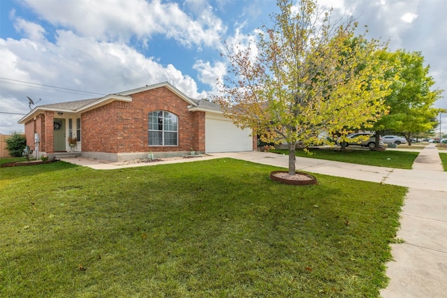 view of front of property featuring a front yard and a garage