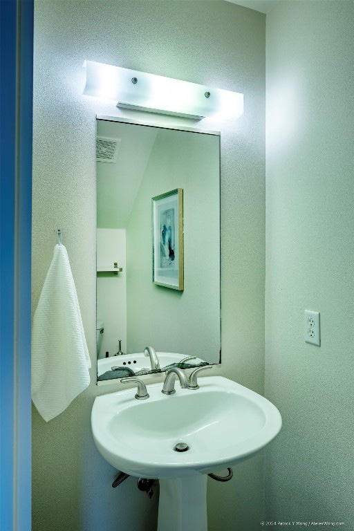 bathroom featuring sink