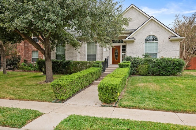 view of front of house featuring a front lawn