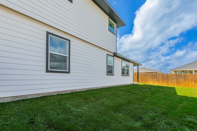 view of side of property featuring a lawn