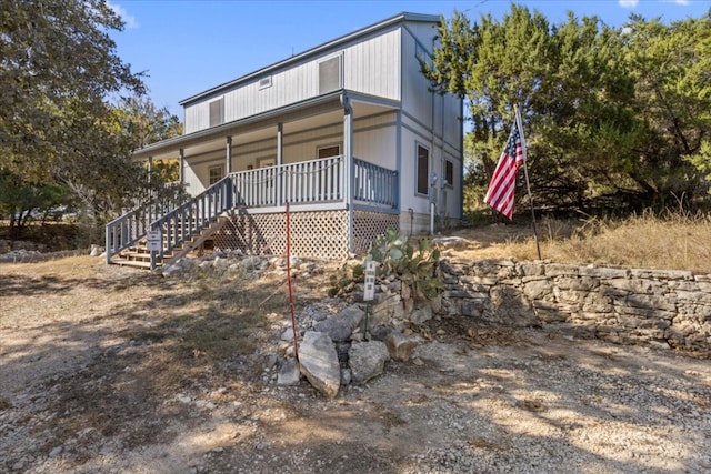 view of front of property featuring a porch