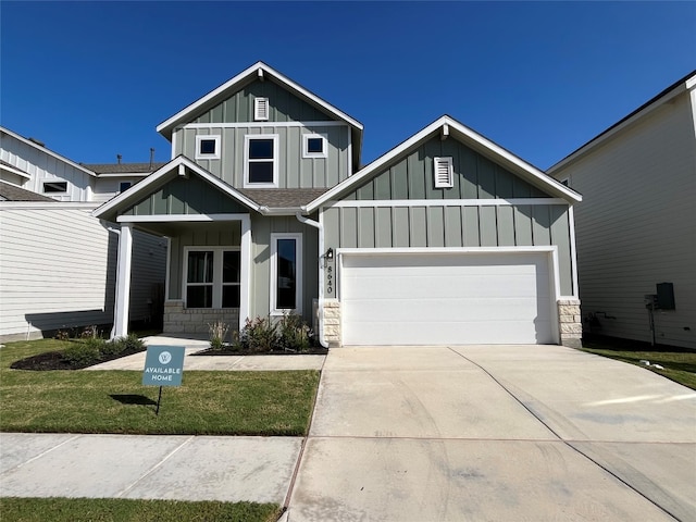 craftsman-style house featuring a front lawn