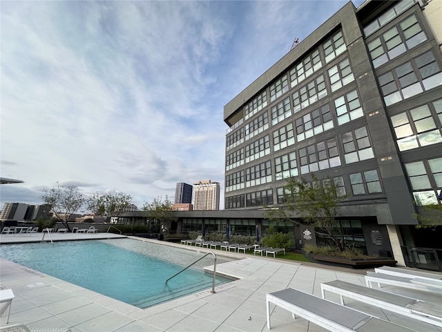 view of swimming pool