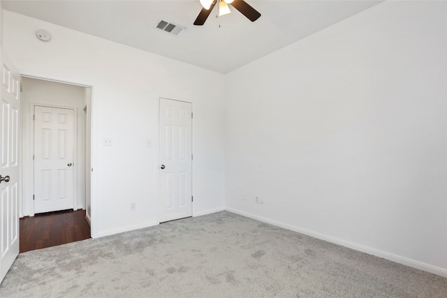 carpeted empty room featuring ceiling fan