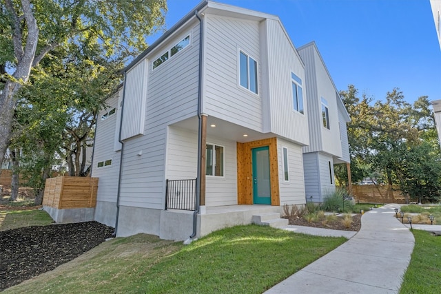 view of front of house featuring a front lawn