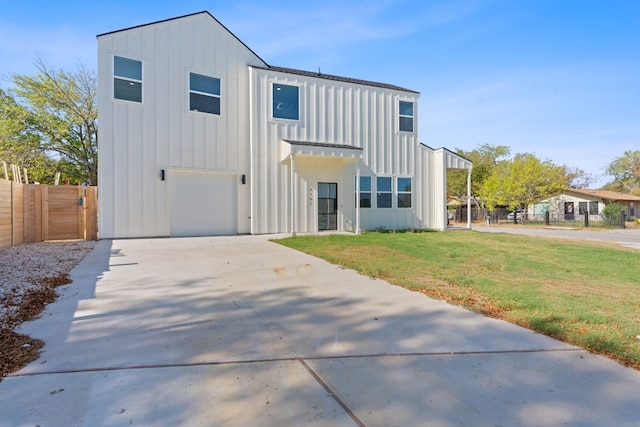 view of front of home featuring a garage and a front yard