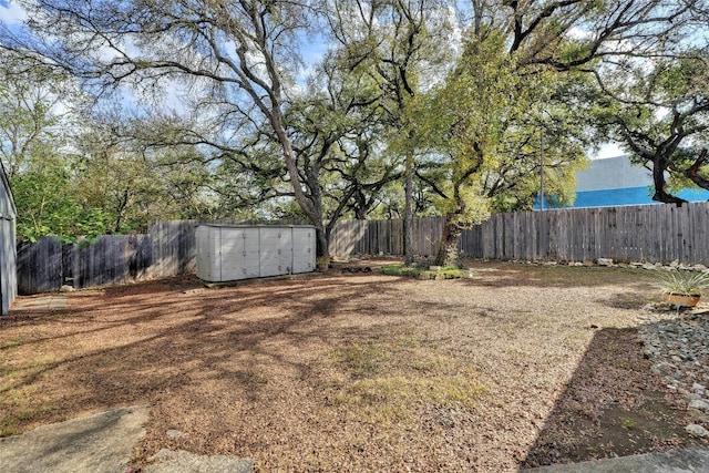 view of yard with a storage unit