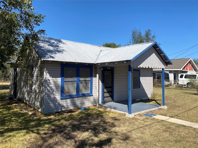 view of front facade featuring a front lawn