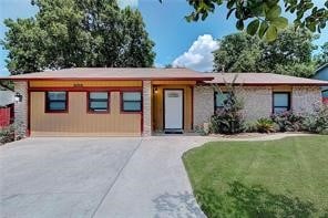 view of front of home with a front yard