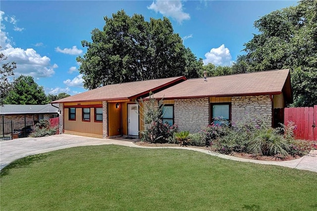 ranch-style home with a front yard