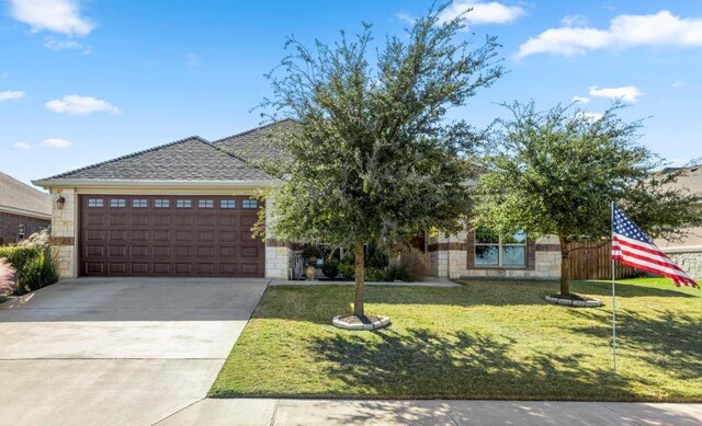 view of front facade featuring a garage and a front yard