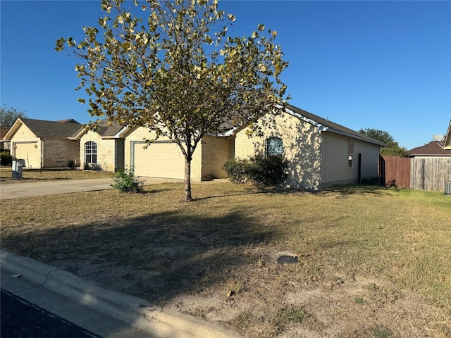 view of front facade featuring a garage and a front yard