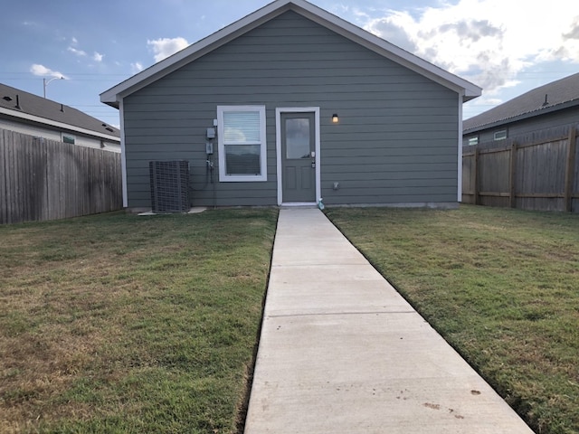 view of front of property featuring a front lawn