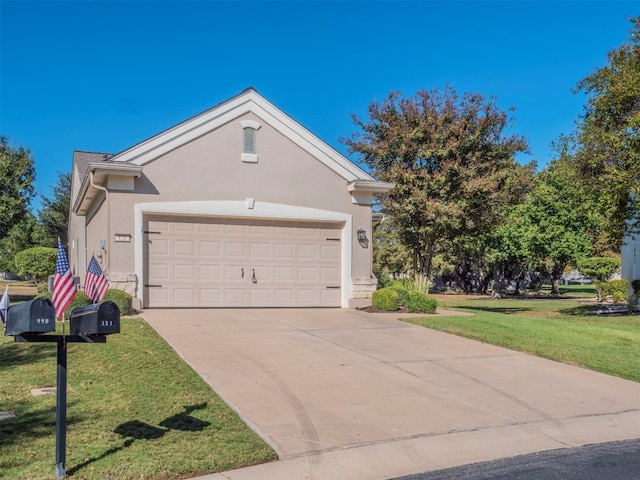 view of front of property featuring a front lawn