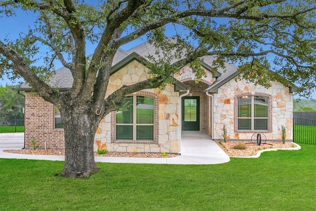 view of front facade with a front lawn