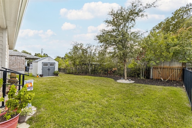 view of yard featuring a storage unit