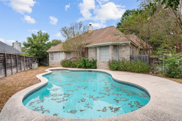 view of swimming pool