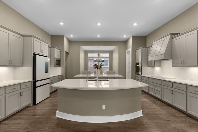 kitchen featuring sink, stainless steel appliances, tasteful backsplash, and gray cabinets